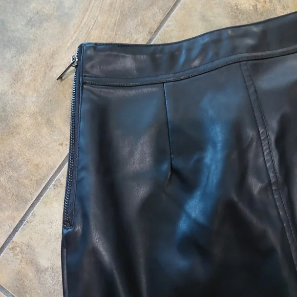 Le Chateau PU Leather Skirt Size 1 - Picture 2 of 6